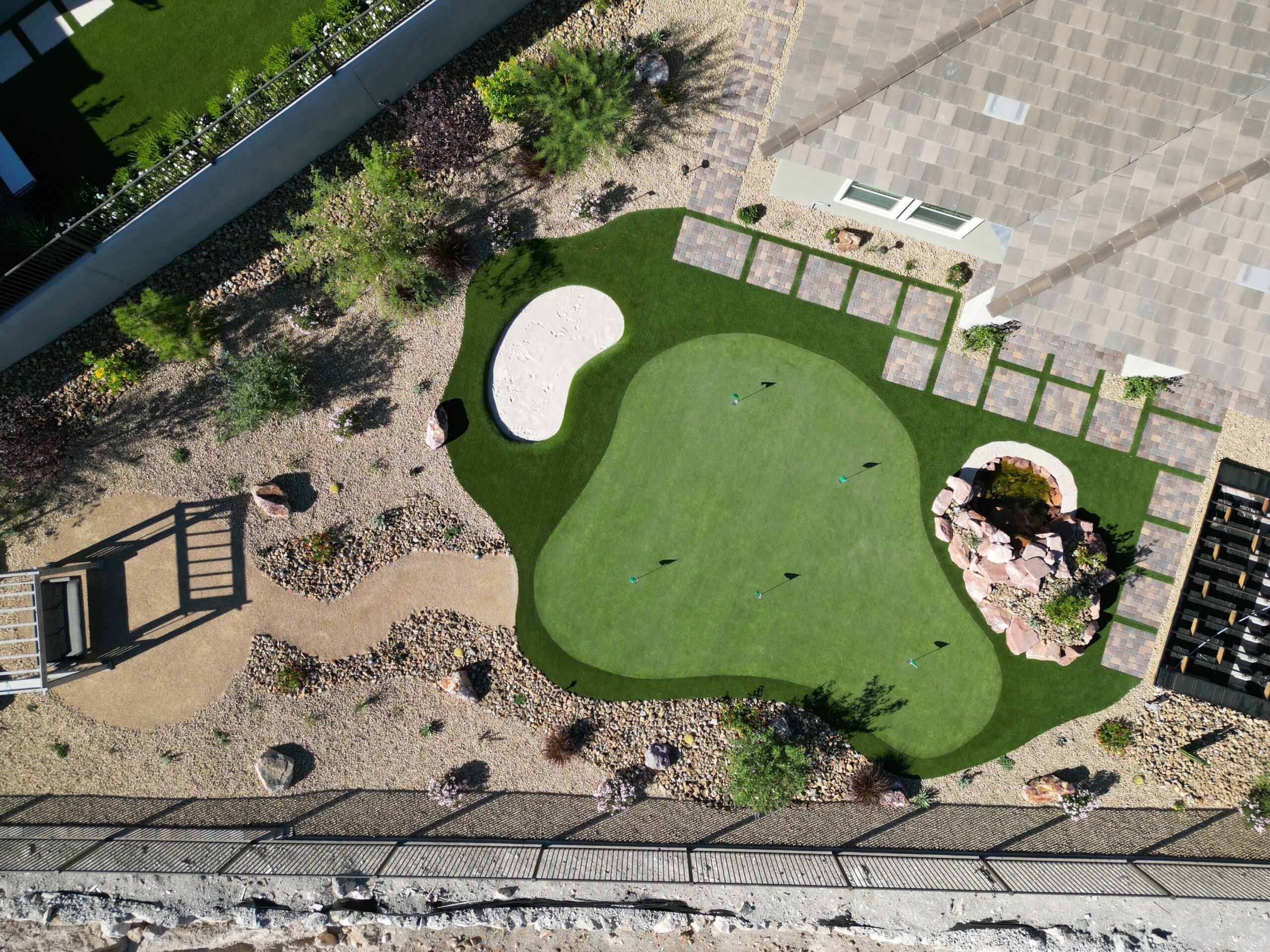 A bird 's eye view of a golf course.